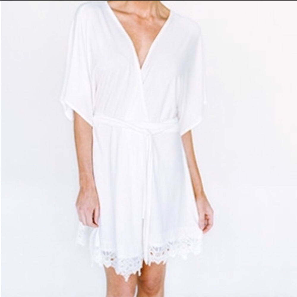 Plum Pretty Sugar robe in cream/white size Medium